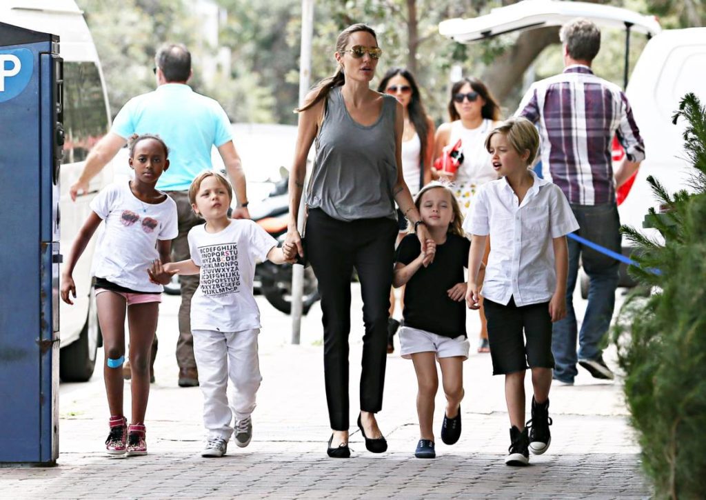 Анджелина Джоли перевезла своих детей в закрытый город!