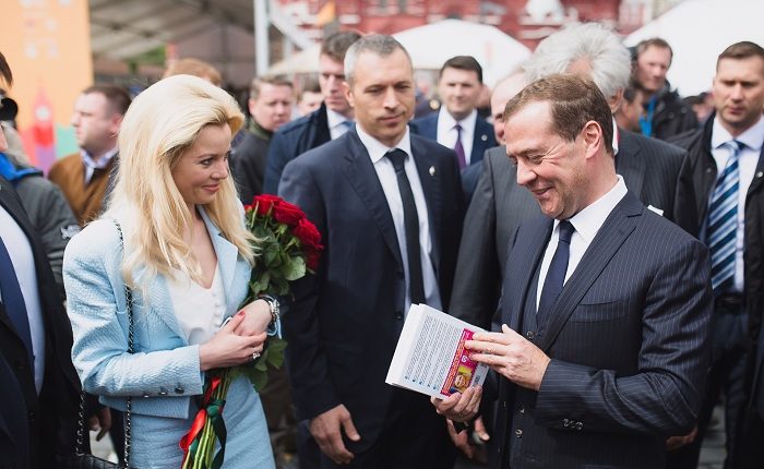 Телеведущая Елена Николаева подарила свою книгу Дмитрию Медведеву
