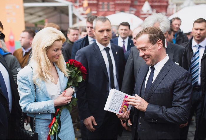 Телеведущая Елена Николаева подарила свою книгу Дмитрию Медведеву