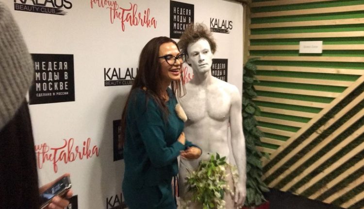 Эвелина Бледанс пришла на модный показ с голым мужиком