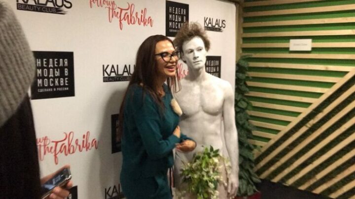 Эвелина Бледанс пришла на модный показ с голым мужиком