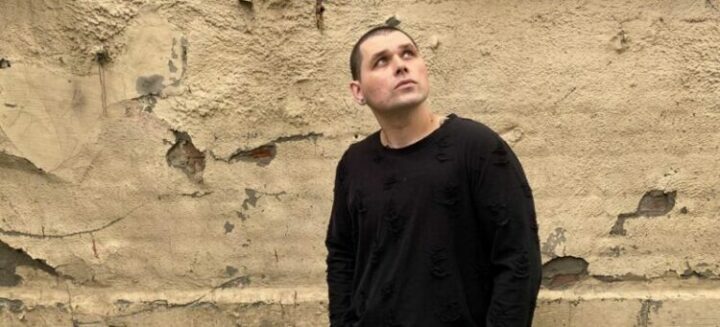 Михаил Озеров – певец, музыкант, композитор, финалист ТВ шоу «Голос» и солист Театра «Градский холл» выпустил свой первый трек под названием «Биение».