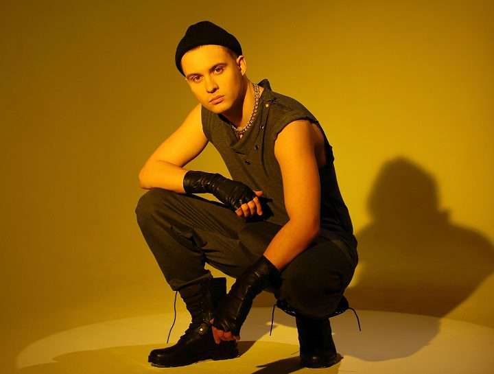 Известный поп музыкант