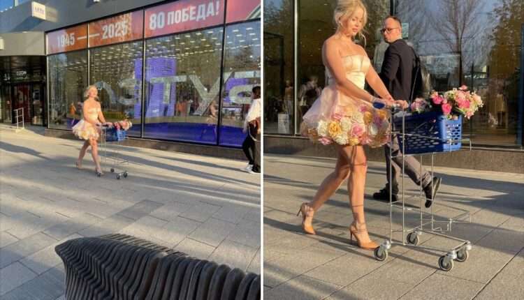 В центре города: загадочная девушка с цветами привлекла внимание прохожих