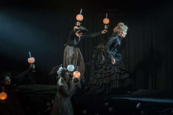 Опера, водевиль и аншлаги. Спектакль «Медведь» на сцене Центра драматургии и режиссуры