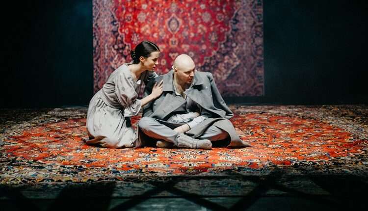 Спектакль «Бег» в «Ленкоме»: Погружение в драму Булгакова