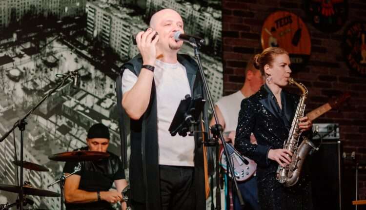 Максим Заяц и группа «Нетанцы» отметили Юбилей в Life Pub