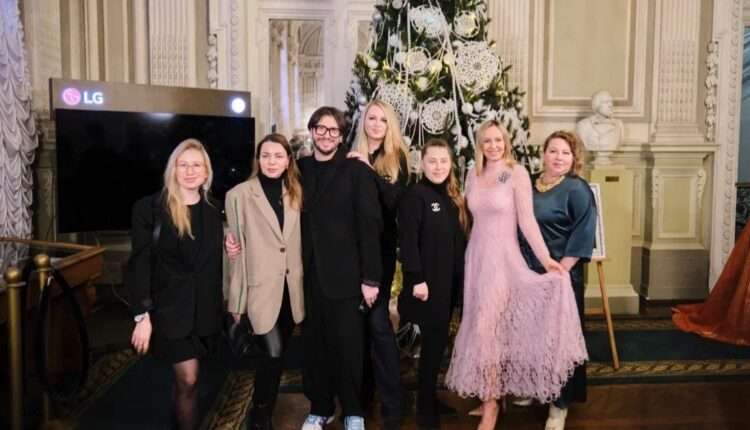 В Мариинском театре Елена Баранова представила ёлку “Царевна Мира” украшенную Вологодским кружевом.