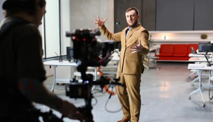 «Цок Цок»: Султан Лагучев выпустил клип в стиле главной советской мелодрамы